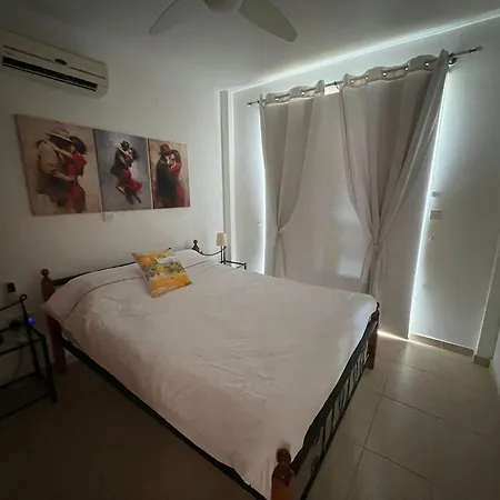 Апартаменты Johnny's Place Пафос