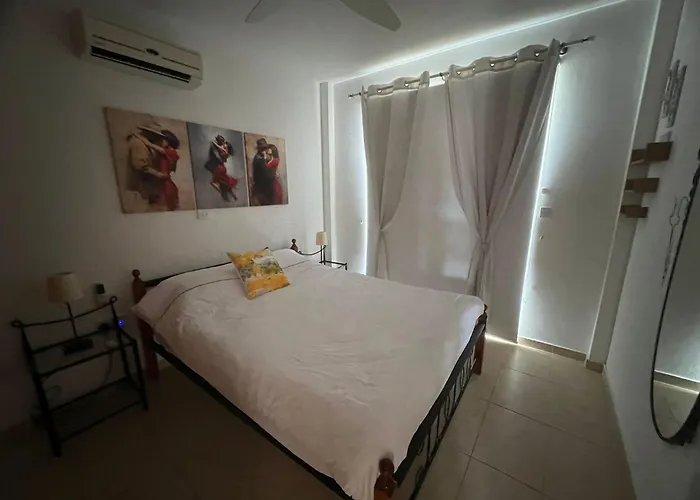 Апартаменты Johnny's Place Пафос